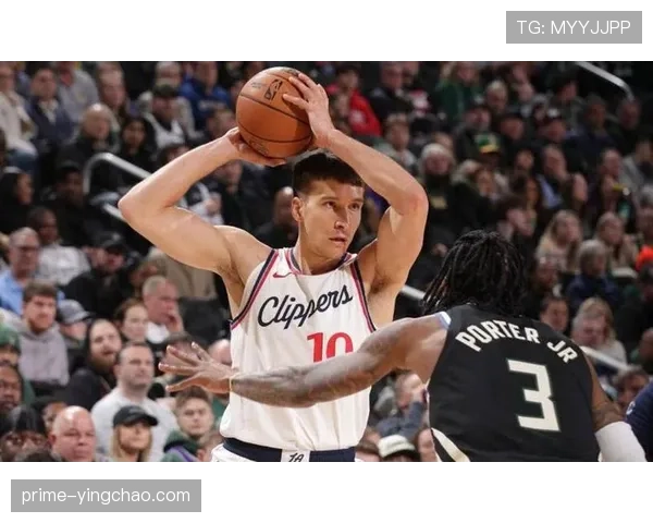 老鹰进攻端空切跑位积极 篮网防守端注意力不集中漏人